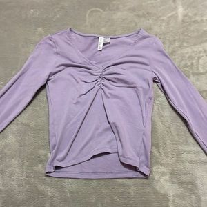 purple h&m cropped tee
